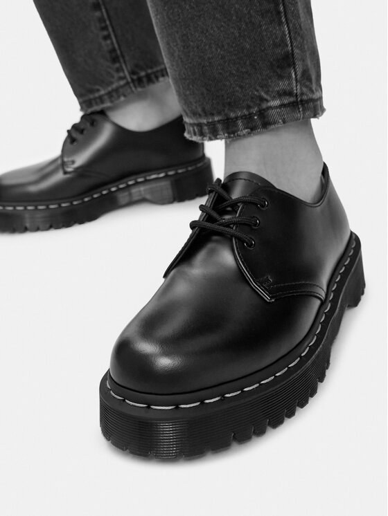 Czarne półbuty Dr. Martens 1461 na trzy dziurki noszone do podwiniętych jeansów