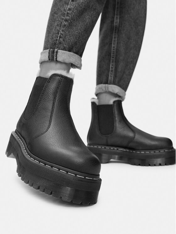 Czarne sztyblety Dr. Martens 2976 Chelsea z elastyczną wstawką, noszone do podwiniętych jeansów