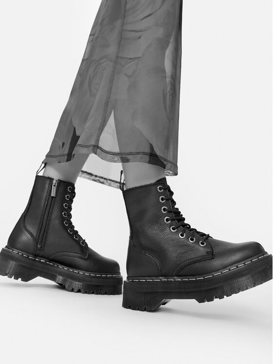 Czarne glany Dr. Martens Jadon na platformie z bocznym zamkiem, noszone do półprzezroczystej spódnicy