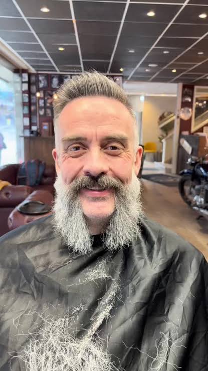 Mutton Chops Beard — bokobrody połączone z wąsem przy ogolonym podbródku