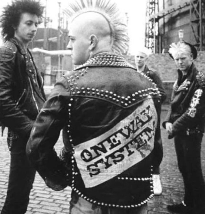 Punk — irokez i skórzana kurtka z ćwiekami i naszywkami